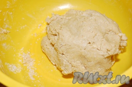Все вымесить до гладкости, из полученного теста сформировать шар и убрать в холодное место на 30 минут.