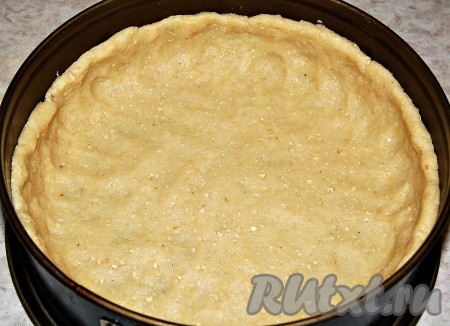 Затем взять форму и равномерно распределить по ней тесто. Вынести форму с тестом на 30 минут в холодное место.