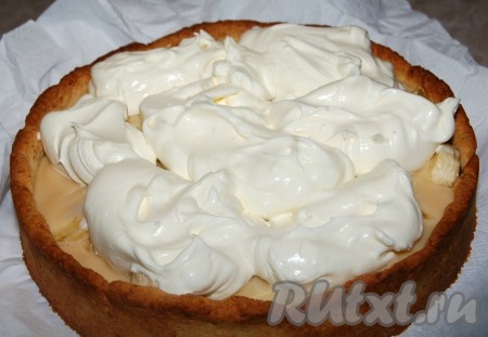 Когда застынет, взбить сливки и выложить поверх карамельной начинки.