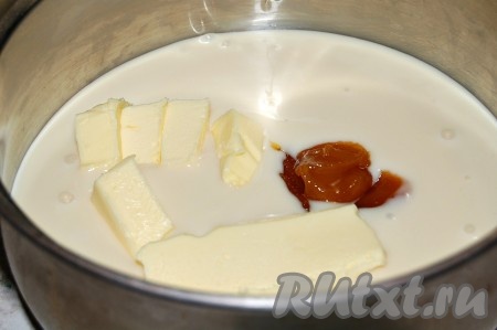 Вытащить форму из духовки, дать полностью остыть. За это время приготовить карамельную начинку. Для этого налить в ковшик сгущенное молоко, добавить мед и сливочное масло. Нагревать на среднем огне при непрерывном помешивании 5 минут, пока вся масса не загустеет.