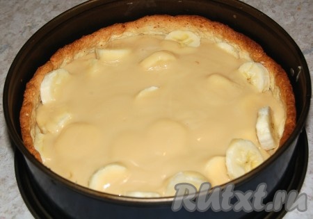 Дать слегка остыть карамельной начинке и залить ею бананы. Вынести на холод до застывания, примерно на 30 минут.