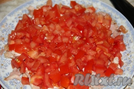 Помидоры нарезаем кубиками и выкладываем поверх мяса. Смазываем майонезом.