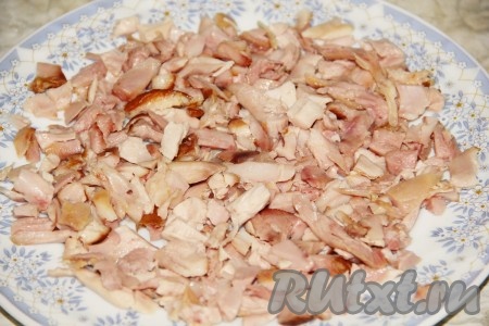 Копченый куриный окорочок разобрать, мясо нарезать кубиками. Выложить на блюдо и смазать тонким слоем майонеза.
