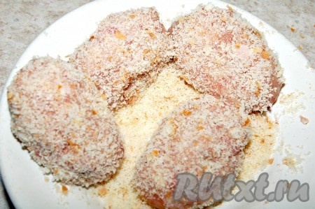 Из фарша сформировать одинаковые котлеты. Каждую котлетку обвалять в хлебных крошках.