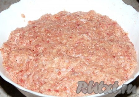 Приготовить фарш с помощью мясорубки из куриного мяса и белого хлеба в сливках. Размешать, посолить, поперчить, отбить.
