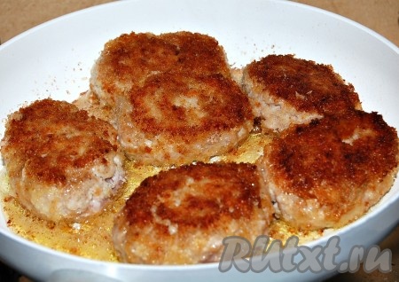 На сковороде разогреть сливочное и растительное масло, выложить котлеты и обжаривать с каждой стороны по 5 минут до румяной корочки.