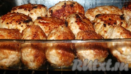 Обжаренные пожарские котлеты сложить в огнеупорную форму и отправить в заранее нагретую до 180 градусов духовку на 25 минут.
