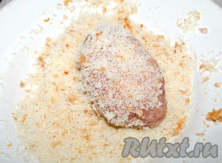 Из фарша сформировать одинаковые котлеты. Каждую котлетку обвалять в хлебных крошках.
