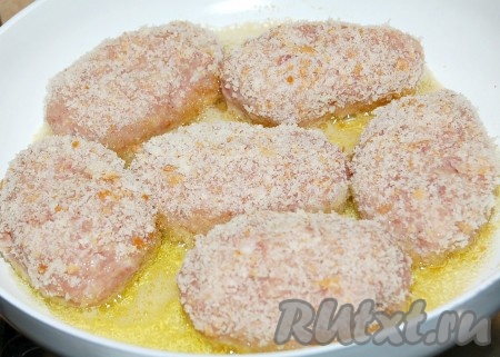 На сковороде разогреть сливочное и растительное масло, выложить котлеты и обжаривать с каждой стороны по 5 минут до румяной корочки.