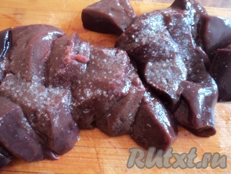 Кусочки печени посолить и поперчить.
