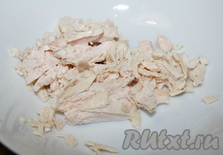 Вареную курицу для жульена мелко нарезать.
