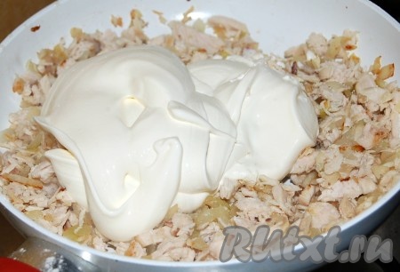 Перемешать, через 3 минуты добавить сливки.