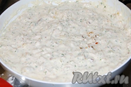 Обжаривать еще 5 минут, постоянно помешивая.
