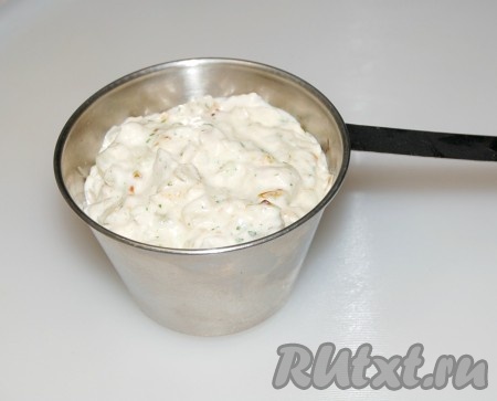 Выключить огонь. Содержимое сковородки разложить по кокотницам или маленьким формочкам. Оставить сверху 2 см.
