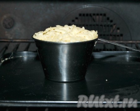 Отправить кокотницу с жульеном с курицей в заранее нагретую до 250 градусов духовку.
