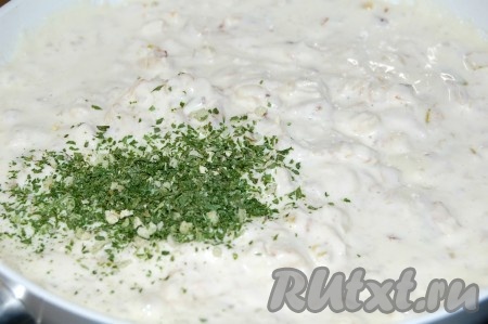 Перемешать со сливками содержимое сковородки и добавить соль, перец, специи.