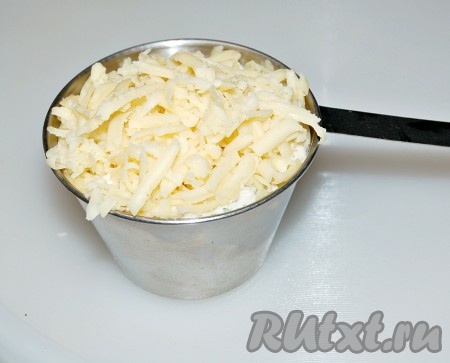 Выложить сыр до самого верха кокотницы.