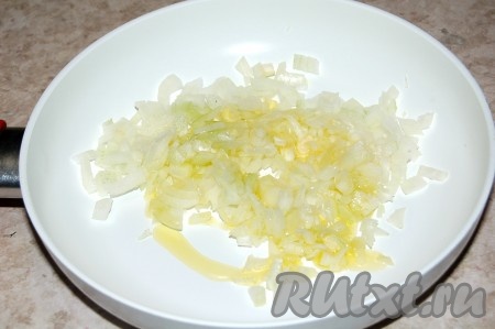 Лук репчатый мелко нарезать и выложить в сковороду с  оливковым маслом.