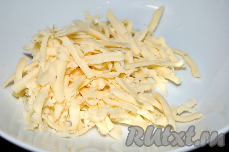 Натереть сыр на крупной терке. 