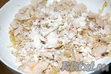 Перемешать и обжаривать до полной готовности лука. Затем добавить муку.