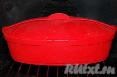 Отправить форму в заранее нагретую до 180 градусов духовку на 25 минут.
