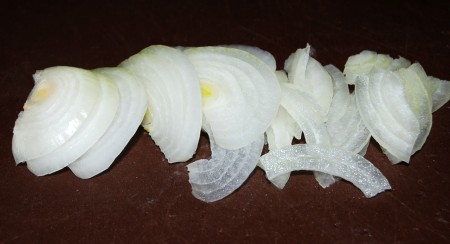 Лук репчатый нарезать тонкими полукольцами.