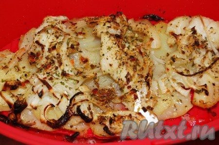 Достаем треску с картофелем из духовки.