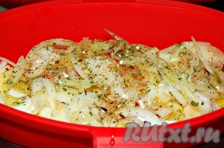 Взять форму, уложить в нее слоями сначала картофель, затем филе трески, а сверху репчатый лук. Посыпать любимыми специями, посолить, сбрызнуть оливковым маслом.