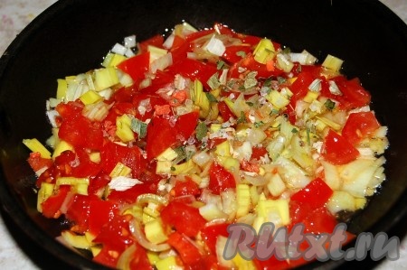 Выложить на сковородку нарезанные лук порей и помидоры, добавить соль, специи и оливковое масло и протушить 10 минут, помешивая, чтобы ничего не пригорело.