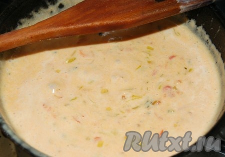 Перемешать, проварить 5-7 минут и соус к треске с картофелем готов.