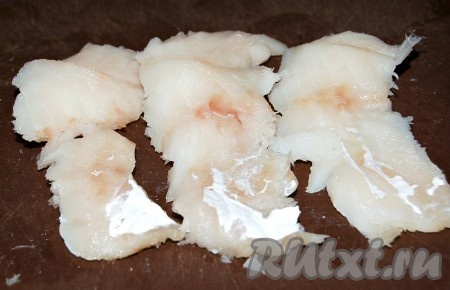 Приготовить несколько кусочков филе трески. Без кожи и без костей.