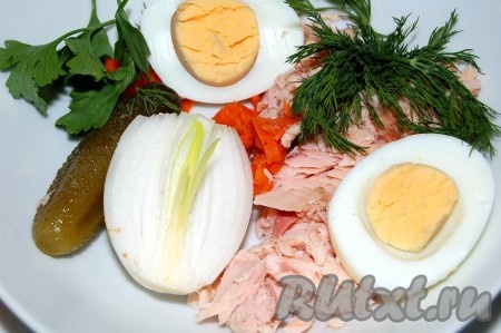 Подготовить все составляющие салата. Морковь отварить до полной готовности в кожуре (на это потребуется минут 25 с момента закипания воды), остудить и очистить. Яйцо отварить вкрутую (в течение минут 8-10 с момента закипания воды), остудить и очистить. Половину луковицы очистить.
