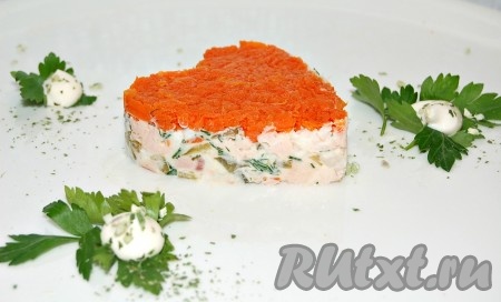 Украсить вкусный, пикантный салат из горбуши горячего копчения петрушкой с майонезом. Морковка придаёт этому блюду небольшую приятную сладость и делает его более ярким. А благодаря яйцу, салатик получается особенно нежным. Уверена, попробовав этот аппетитный салат, вы точно не разочаруетесь!