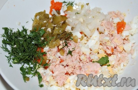 Половину морковки, лук, огурец, горбушу горячего копчения нарезать мелкими кусочками, выложить в миску. Варёное яйцо для этого салата лучше размять вилкой и вместе с мелко нарезанной зеленью добавить в миску. Получившийся салат посолить, поперчить, добавить лимонный сок и майонез, перемешать.
