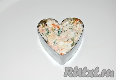 Салат из горбуши горячего копчения перед подачей выложить в один большой салатник или подать порционно. А если его сформировать порционно с помощью формочки в виде сердечка, то такой салатик можно подать к романтическому ужину или к праздничному столу в день Святого Валентина. Верхним слоем салата нужно выложить оставшуюся половинку моркови, натёртой на средней тёрке, тогда он будет выглядеть достаточно эффектно.
