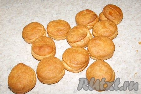 Печь булочки для салатов до красивой румяности, примерно 20 минут. Высыпать булочки на стол.