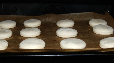 Отправить противень в заранее нагретую до 190 градусов духовку.