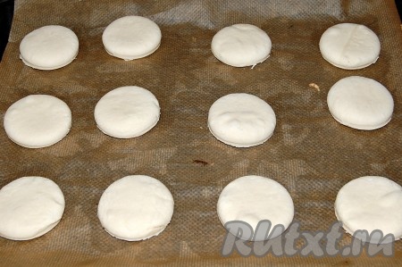 Вырезанные кружки выложить на противень, застеленный бумагой для выпечки.
