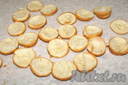 После того как булочки остынут, разрезать их пополам.