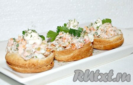 Булочки готовы для наполнения их различными салатами. При такой красивой подаче любой салат покажется вкуснее. И проблемы с хлебом не будет, так как вместе с салатом поедается и сама булочка.