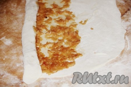 Тесто разделить на 7 одинаковых кусочков. Из данного количества теста у вас должно выйти 7 вертут. Раскатать каждый кусочек теста в тонкий прямоугольник, &nbsp;равномерно выложить тонкий слой яблок и закрутить тесто в рулет.
