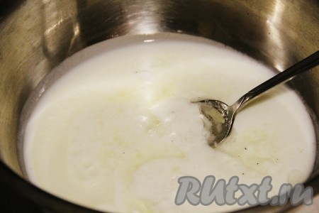  В кефир добавить соду, соль, растительное масло и сахар.