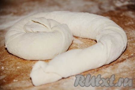 Рулет скрутить в жгут, растянуть его в длину. Растянутый и закрученный рулет свернуть, как показано на картинке.
