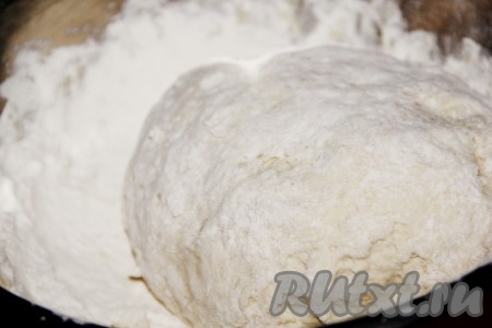 Постепенно добавить муку и замесить мягкое, эластичное тесто.