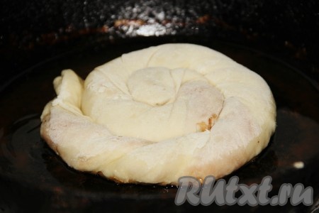 Вертуту с яблоками руками слегка сплющить и обжаривать на сковороде, обильно смазанной растительным маслом. Первую сторону обжаривать под крышкой, вторую - без. Обжаривать до желаемой румяности.