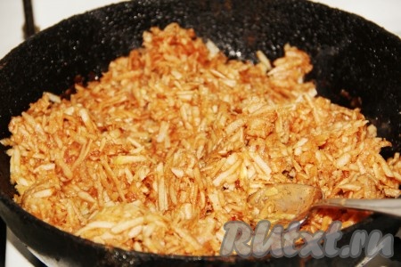 Яблоки натереть на терке, смешать с сахаром и протушить на сухой сковороде пару минут.