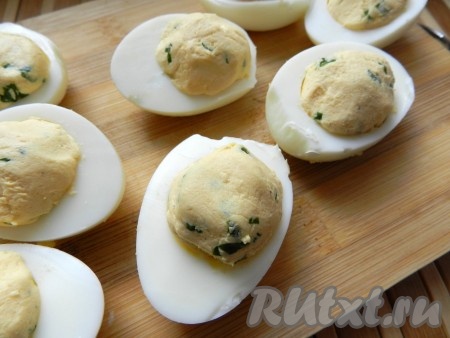 Половинки белков заполнить начинкой.