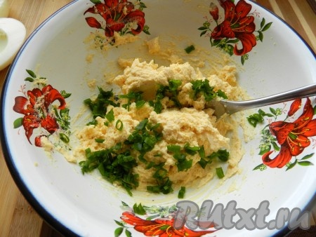 Мелко нарезать зеленый лук, добавить в желтковую массу и тщательно перемешать.