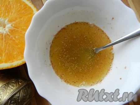 Для заправки салата смешать сок половины апельсина, половины лимона, мёд, молотый кориандр, добавить немного чёрного молотого перца, тщательно перемешать.