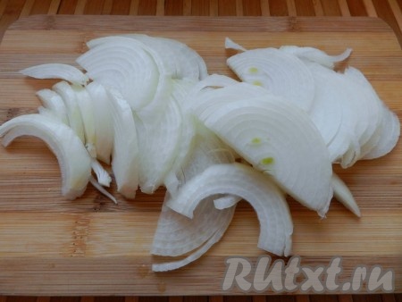 Луковицу нарезать полукольцами и обжарить на растительном масле.
